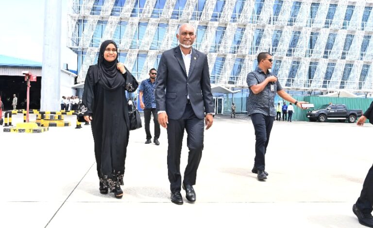 ޢުމްރާ ދަތުރުފުޅެއްގައި ރައީސުލްޖުމްހޫރިއްޔާގެ ދެކަނބަލުން ފުރާވަޑައިގެންފި