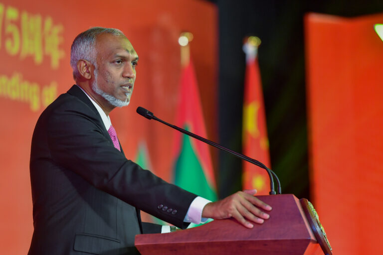 ޗައިނާގެ 75 ވަނަ ޤައުމީ ދުވަހުގެ މުނާސަބަތުގައި ބޭއްވި ޚަފްލާގައި ރައީސް ޑރ. މުޢިއްޒު ފޮޓޯ: ރައީސް އޮފީސް