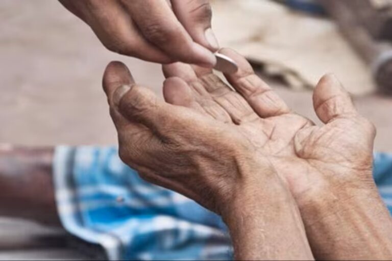 ސަލާންޖަހާ މީހުންނަށް ފައިސާ ދޭ މީހުންނާ ދެކޮޅަށް އިންޑިއާގައި ފިޔަވަޅު އަޅަނީ