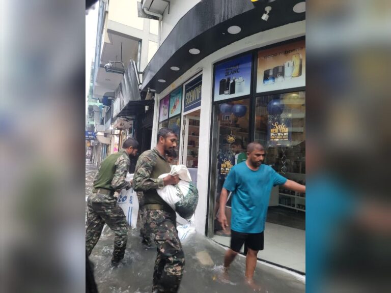 ފެންބޮޑުވުމާ ގުޅިގެން މާލެއިން 32 މީހަކު ވަގުތީ ބޯހިޔާވަހިކަމަށް ބަދަލުކޮށްފި