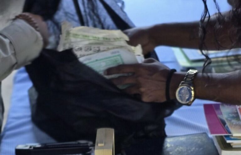 ގޭގޭގައި ހުރި ބާ މުސްހަފުތައް ސިޓީ ކައުންސިލުން ބަލައިގަންނަން ނިންމައިފި