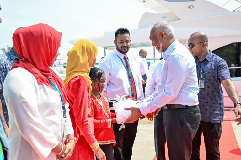 ރައީސް މުޢިއްޒު ދ. އަތޮޅު ރަށްތަކަށް ކުރައްވާ ދަތުރުފުޅެއްގައި ފުރާވަޑައިގެންފި