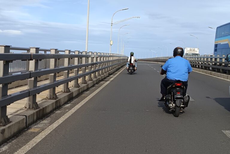 ލާޒިމު ނޫން ތަންތަނުގައި ހެލްމެޓު އަޅައިގެން އުޅޭ މީހުން ހުއްޓުވައި، ބަލައިފާސް ކުރަނީ