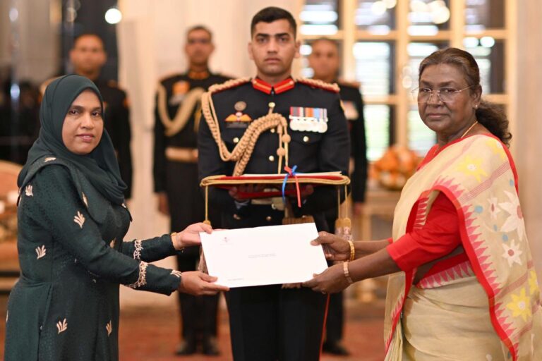 ރާއްޖެއިން އިންޑިއާއަށް ކަނޑައެޅުއްވި އާ ސަފީރު، ސަފީރުކަމުގެ ފަތްކޮޅު އަރުވައިފި