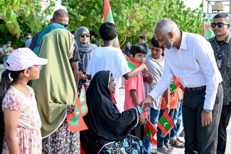ރައީސް މުޢިއްޒުއަށް މީދޫއިން ހޫނު މަރުހަބާއެއް
