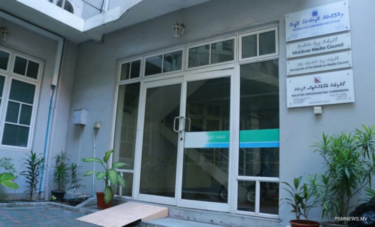 ސިޔާސީ މުވައްޒަފުންގެ މައުލޫމާތާއި މުސާރަ ހާމަކުރުމަށް ނިންމި މައްސަލަ ސަރުކާރުން ކޯޓަށް