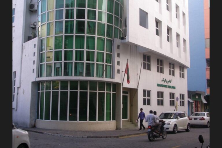 ހުއްދަ ނެތި އޮންލައިންކޮށް ބޭސް އިޝްތިހާރުކޮށް ވިއްކާ މައްސަލަ ބަލަނީ