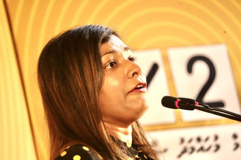 ހޫރުއްލީނުންގެ ވާހަކައަކީ ”ބޭކާރު“ ވާހަކައެއް ކަމަށް ބުނެވުމުން ރޮޒޭނާ މައާފަށް އެދިއްޖެ