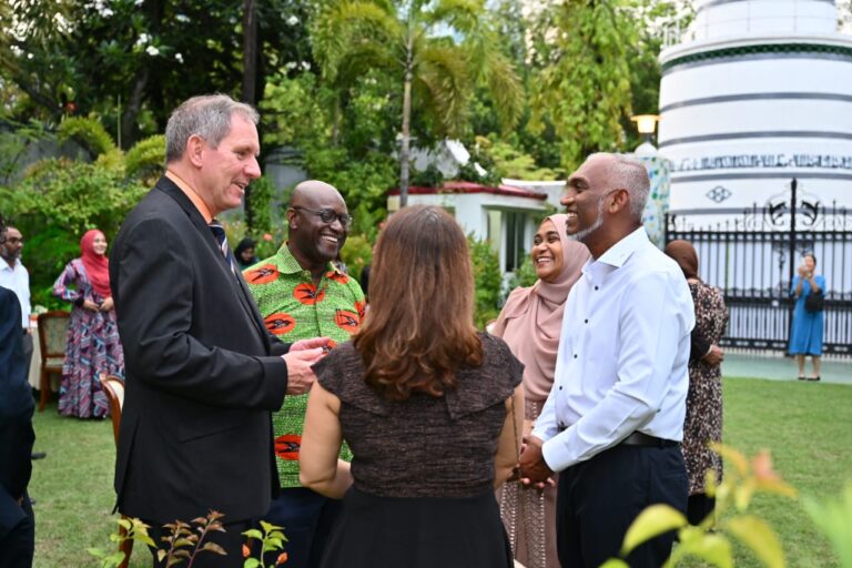 ރާއްޖޭގައި އުޅޭ ބޭރުގެ ޑިޕްލޮމެޓުންނަށް ރައީސްގެ ދެކަނބަލުން ރޯދަ ވީއްލުމެއް ދެއްވައިފި