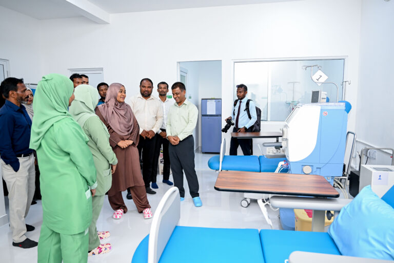 އިހަވަންދޫގައި މިދިޔަ މަހު ޑަޔަލިސިސްގެ ޚިދުމަތް ފެށުމުގެ ތެރެއިން: ފޮޓޯ- ރައީސް އޮފީސް