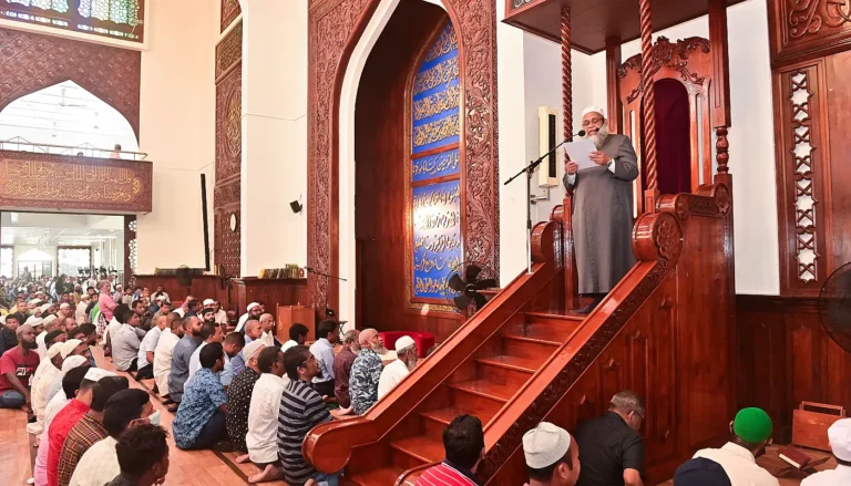 ރޯދަ މަހު ފަސް ނަމާދު ޤަވާއިދުން ކުރި ފަދައިން އެ މަހަށް ފަހުގައި ވެސް އެ ގޮތުގައި ދެމިހުރޭ: ހުތުބާ