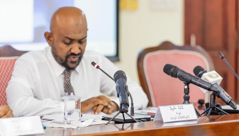 އޭސީސީގެ ރައީސް ދޮގުހެދި ކަމަށް ބުނެ އަޒްމިރަލްދާ ފުލުހަށް މައްސަލަ ހުށަހަޅައިފި