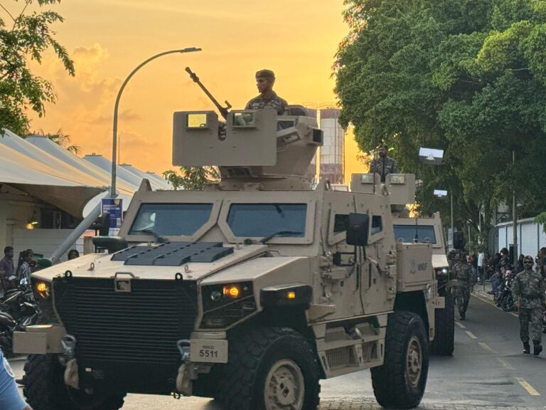 ސިފައިންގެ އަހަރީ ދުވަހުގެ ޕެރޭޑުގެ ތެރެއިން އަލަށް ގެނައި އަސްކަރީ އުޅަނދުތައް ދައްކާލައިފި