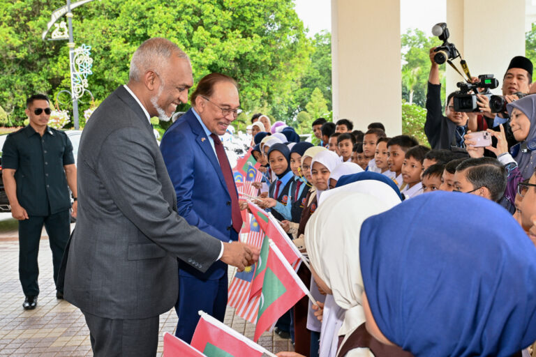 މެލޭޝިއާއަށް ކުރެއްވި ރަސްމީ ދަތުރުފުޅު ނިންމަވާލެއްވުމަށްފަހު ރައީސް މާލެ ވަޑައިގެންފި