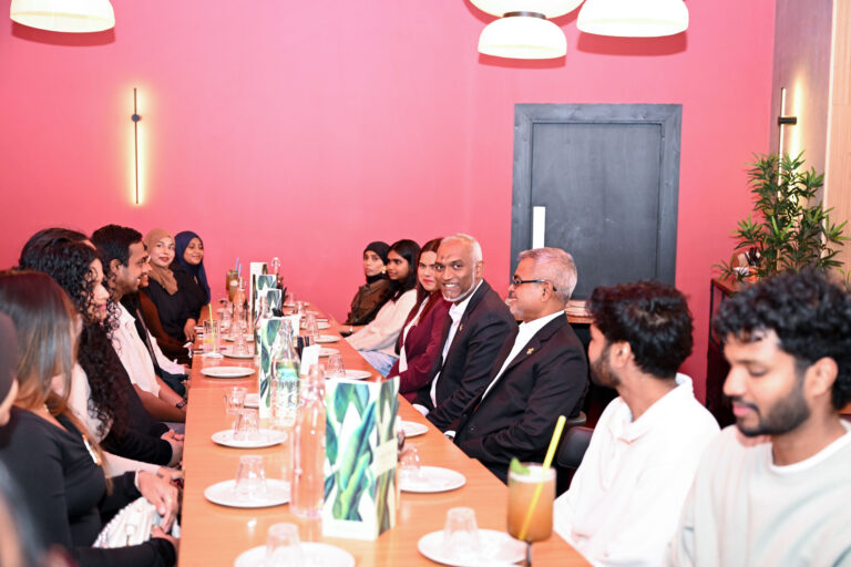 ލިވަރޕޫލްގައި ކިޔަވާ ދިވެހި ދަރިވަރުންނާ ރައީސް ބައްދަލުކުރައްވައިފި