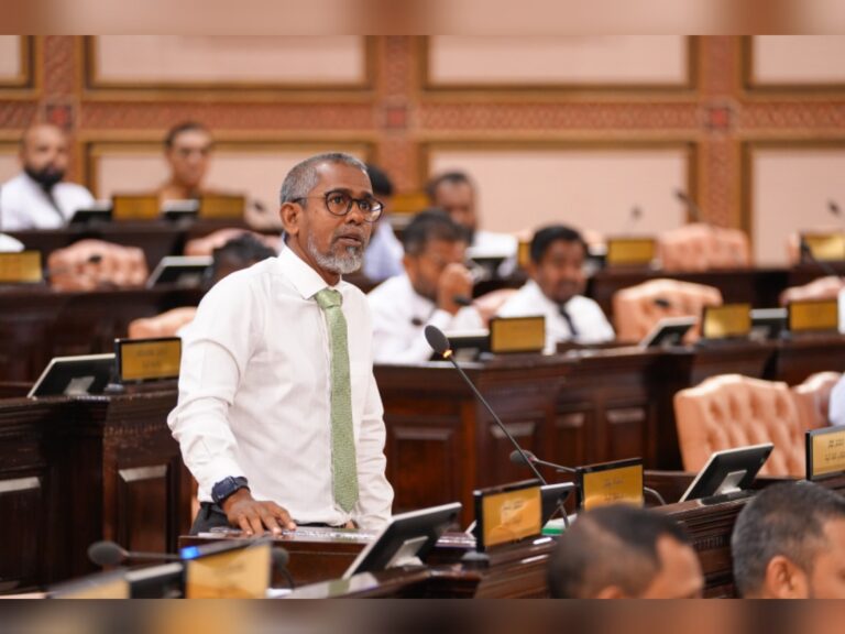 ޖަނާޒާއެއްގައި ހުނަނަވަނިކޮށް އެމްޕީ ފިއްޓޭއަށް ދޮށީ އުމުރުގެ މީހަކު ހަމަލާދީފި