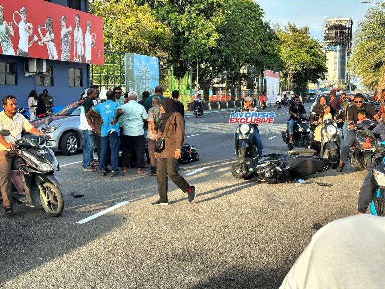 ދެ ސައިކަލު ޖެހިގެން ހިނގި އެކްސިޑެންޓެއްގައި އަނިޔާވި މީހަކަށް ހޮސްޕިޓަލުގައި ފަރުވާ ދެނީ