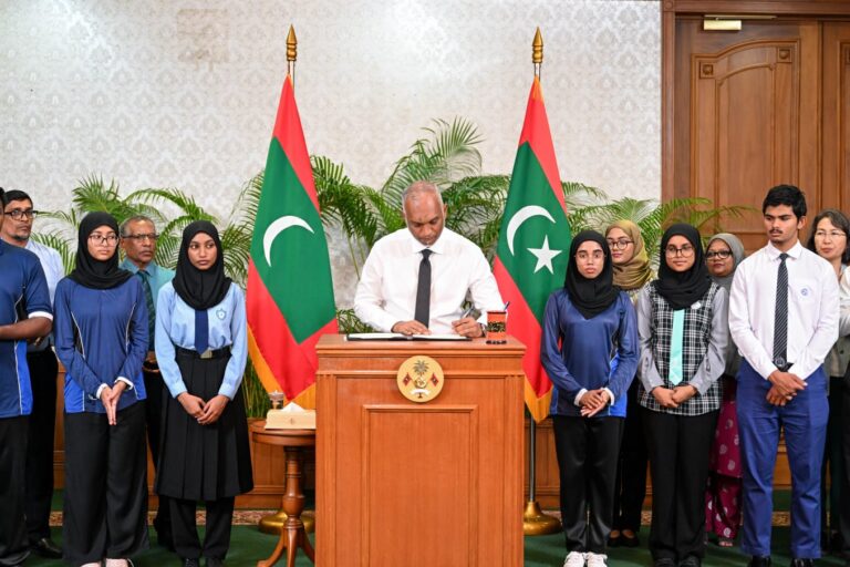 2007 ގެ ފަހުން އުފަންވާ ކުދިންނަށް ސިނގިރޭޓު މަނާކުރުމުގެ ބިލު ރައީސް ތަސްދީގު ކުރައްވައިފި