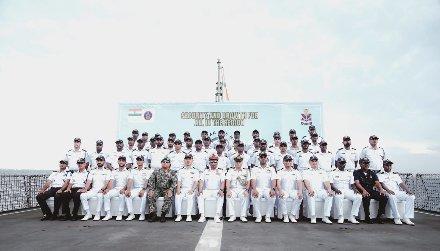 އިންޑިއާގެ ނޭވީ މަނަވަރު "އައިއޯއެސް ސާގަރް" ރާއްޖެ އައުން. ފޮޓޯ: ވަގުތު