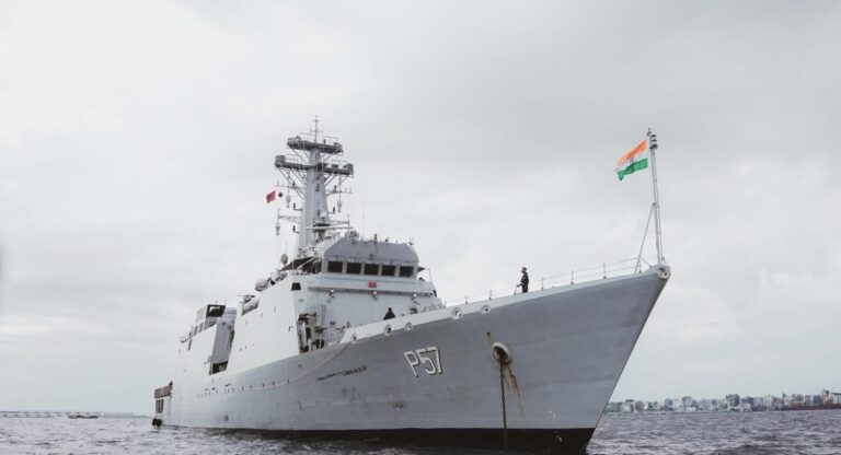 އިންޑިއާގެ ނޭވީ މަނަވަރު "އައިއޯއެސް ސާގަރް" ރާއްޖެ އައުން. ފޮޓޯ: ވަގުތު