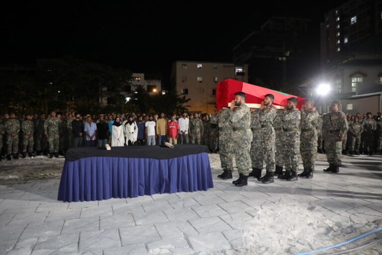 ސިފައިންގެ ރަސްމީ ޢިއްޒަތުގައި، އަލީ ހާމިދުގެ ޖަނާޒާ ބާއްވައިފި