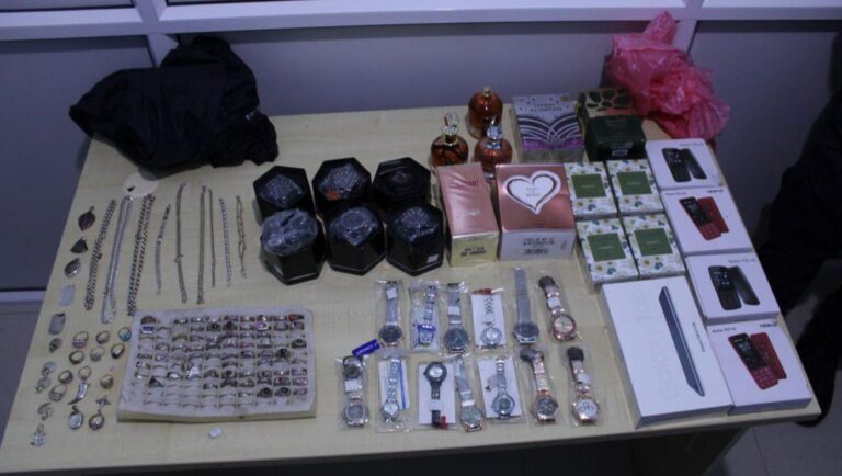 ނައިފަރު ފިހާރައެއް ފަޅާލައި ވަގަށްނެގި ތަކެތި ފުލުހުން ހިންގި އޮޕަރޭޝަނެއްގައި ހޯދައިފި