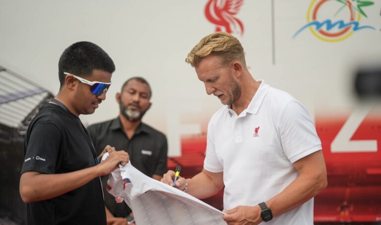 ލިވަޕޫލްގެ ލެޖެންޑް ޑާރކް ކުއިޓް ރާއްޖެ އައުން. ފޮޓޯ: ވަގުތު