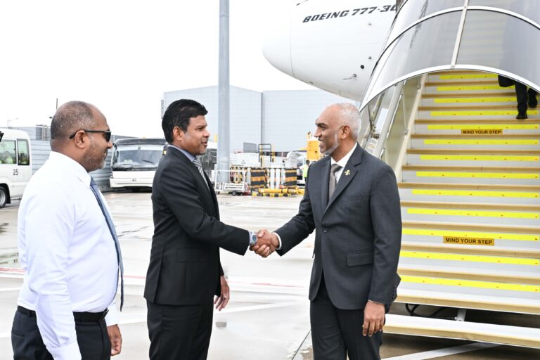 ރައީސް މުޢިއްޒު އެނބުރި ރާއްޖެ ވަޑައިގެންފި