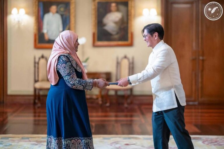 ޝަބީނާ ސަފީރުކަމުގެ ފަތްކޮޅު ފިލިޕީންސްގެ ރައީސަށް އަރުވައިފި