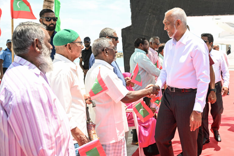 އއ. އަތޮޅަށް ކުރެއްވި ދަތުރުފުޅު ނިންމަވާލެއްވުމަށްފަހު ރައީސް މާލެ ވަޑައިގެންފި