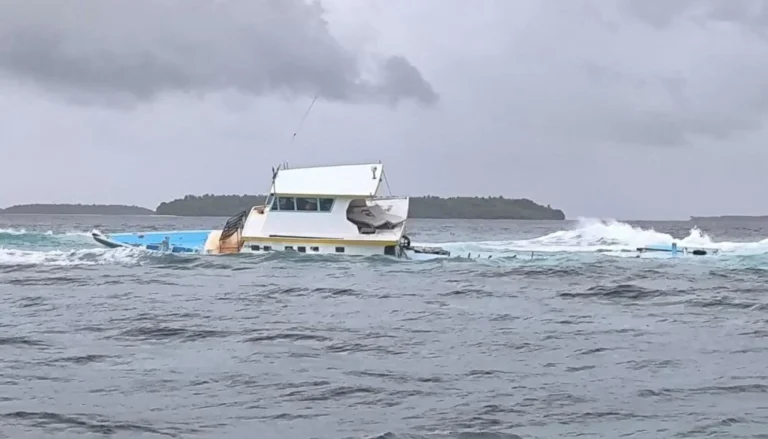 ކުނި ބަރުކޮށްގެން ތިލަފުއްޓަށް ދިޔަ ދޯންޏެއް ފަރަށް އަރައިފި