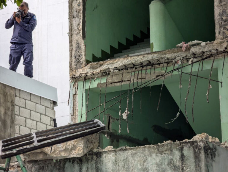 ދުވަސްވީ އިމާރާތެއްގެ ކޮންގްރީޓް ބައިތަކެއް ވެއްޓި 4 އުޅަނދަކަށް ގެއްލުންވެއްޖެ