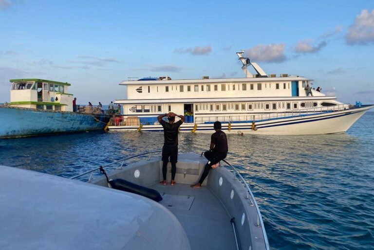 ފަރަށް އެރި ބޯޓު ކަފު ޖަހައިގެން ފުންކޮށްފި