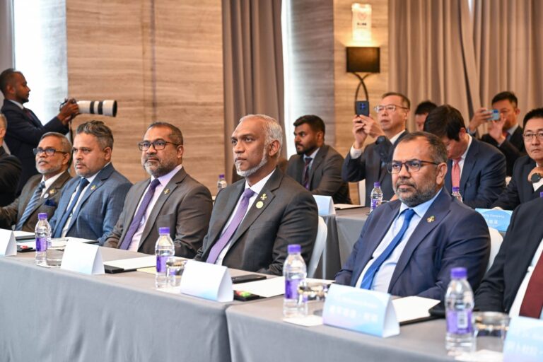 އެކި ދާއިރާތަކުން ރާއްޖެއާއި ޗައިނާއާ ދެމެދު އެއްބަސްވުންތަކެއްގައި ސޮއިކުރުމުގެ ހަފްލާގައި ރައީސް ބައިވެރިވެވަޑައިގެންފި
