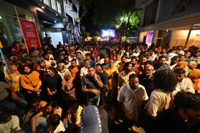 ފުލުހުންގެ ދައުރަށް ހުރަސް އެޅުމުން ރޭގެ މުޒާހަރާގައި 8 މީހަކު ހައްޔަރުކޮށްފި