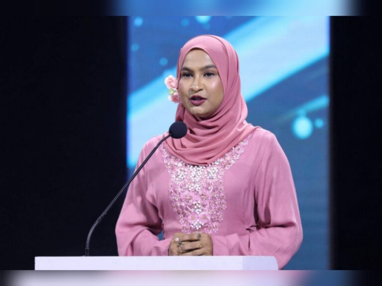 ޝަރުތުތަކަކާއެކު ޕްރެޒެންޓަރ އިނާޔަތު ދޫކޮށްލައިފި