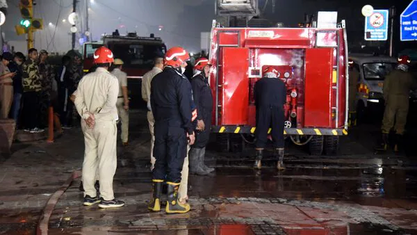 ދިއްލީގެ ރެޑްފޯޓްގައި ކާރެއް ގޮވައި 10 މީހުން މަރުވެއްޖެ