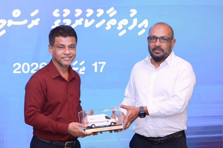 56 ރަށަކަށް ބޭނުންވާ އެމްބިއުލާންސް ޙަވާލުކޮށްފި