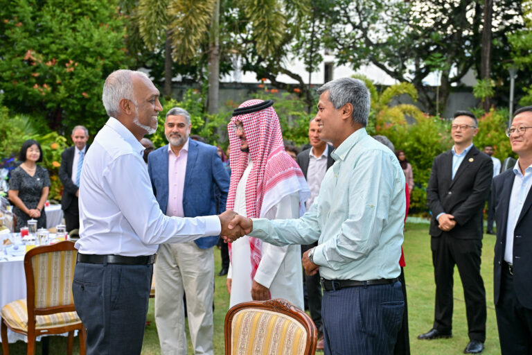 ރާއްޖޭގައި ތިބޭ ބޭރުގެ ޑިޕްލޮމެޓުންނަށް ރައީސްގެ ދެކަނބަލުން ރޯދަވީއްލުމެއް ދެއްވައިފި