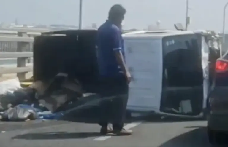 ބްރިޖް ހައިވޭގައި ކުނި ބަރުކޮށްގެން ދަތުރުކުރި ލޮރީއެއް ފުރޮޅާލައިފި