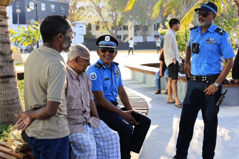 ރައްޔިތުންނާ ގާތުން ބައްދަލުކުރަން ފުލުހުންގެ ވޯކް އެންޑް ޓޯކް ހަރަކާތެއް ބާއްވައިފި