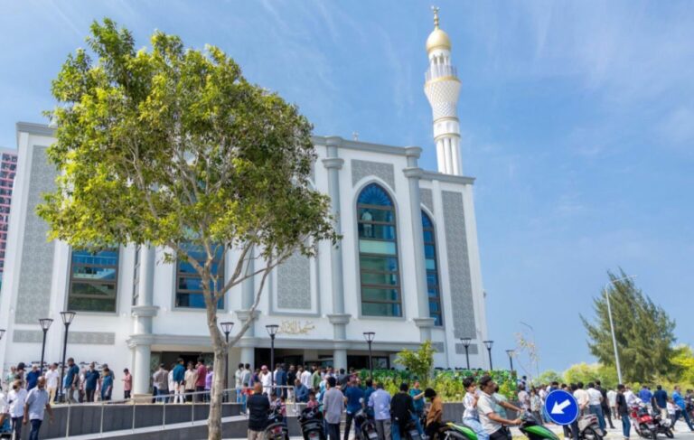 ހުޅުމާލެ މިސްކިތްތައް ކައިރީ ޕާކުކޮށްފައި ހުންނަތާ ދުވަސްވީ އުޅަނދުތައް ނަގަން ފުލުހުން އަންގައިފި