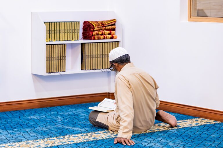 އަލަށް ހުޅުވި މިސްކިތްތަކަށް ސައުދީއިން ހަދިޔާކުރި މުސްޙަފްތައް ފޯރުކޮށްދީފި