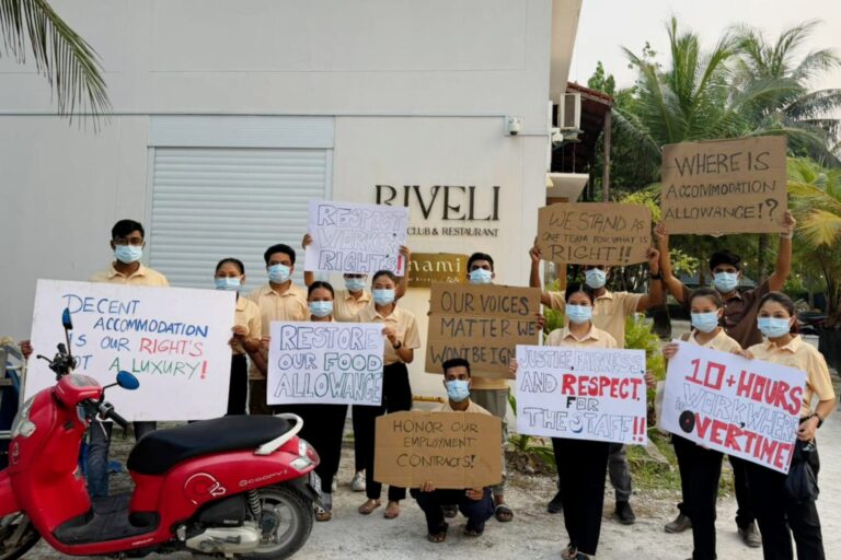 މުސާރައިގެ މައްސަލަތަކަކާ ގުޅިގެން ރެސްޓޯރަންޓެއްގެ މުވައްޒަފުންތަކެއް އިހުތިޖާޖުކޮށްފި