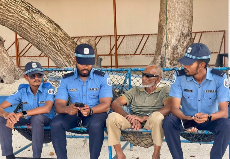ރާއްޖޭގެ އެކި ހިސާބުގައި އެއް ވަގުތެއްގައި ފުލުހުންގެ ”ވޯކް އެންޑް ޓޯކް“ ހަރަކާތް ކުރިއަށް ގެންގޮސްފި