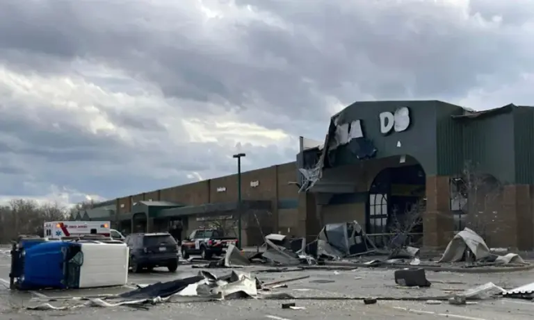 އެމެރިކާއަށް ބާރުގަދަ ތޫފާނެއް އަރައި 12 މީހުން މަރުވެއްޖެ