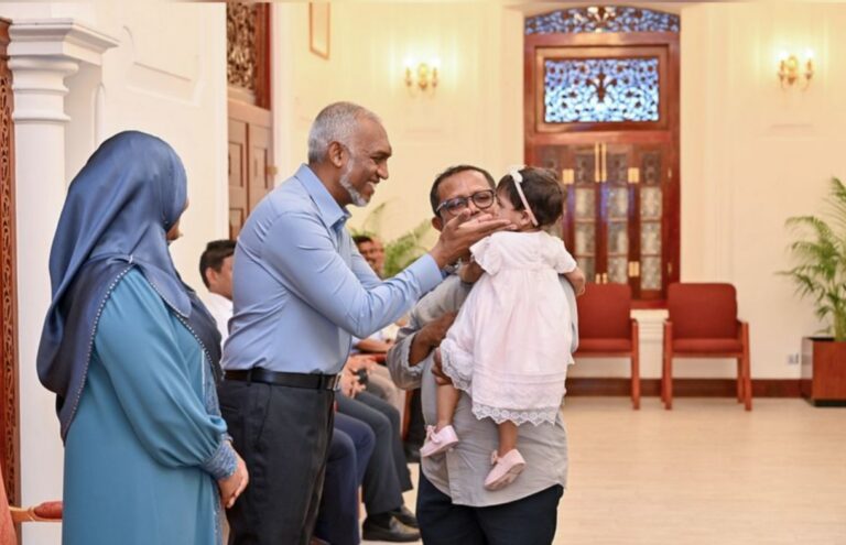 ފިތުރު އީދު ދުވަހު ރައީސްގެ ދެކަނބަލުން ސަލާން ކުރެއްވުން މިއަހަރުވެސް އޮންނާނެ