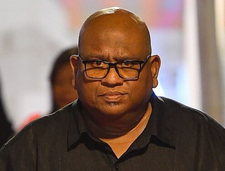 ޑައިރެކްޓަރ އަމްޖޭގެ ހާލު ދެރަވެ ޓްރީޓޮޕްގައި ފަރުވާދެނީ