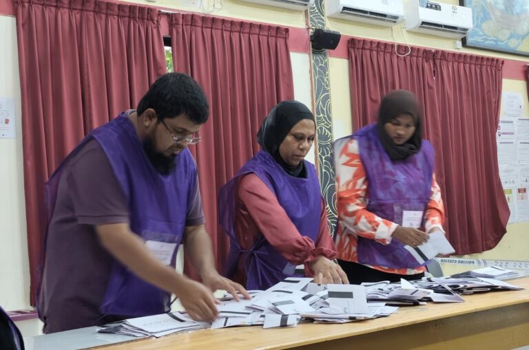 ވޯޓު ގުނަން ފަށައިފި