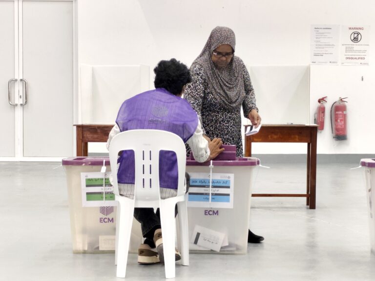 އިންތިހާބުގެ އޮފިޝަލުންނަށާއި ވޯޓުލާ މީހުންނަށް ބިރުދެއްކުމަކީ ގާނޫނީ ކުށެއް: ޕީޖީ އޮފީސް